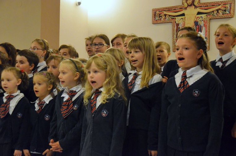 Chór szkolny zaprezentował po raz pierwszy hymn szkoły Skrzydła