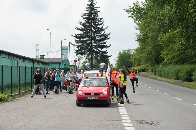 Pielgrzymka na rolkach i hulajnogach