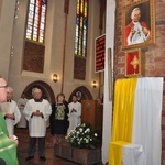 Zawieszenie obrazu Jana Pawła II w Słupsku