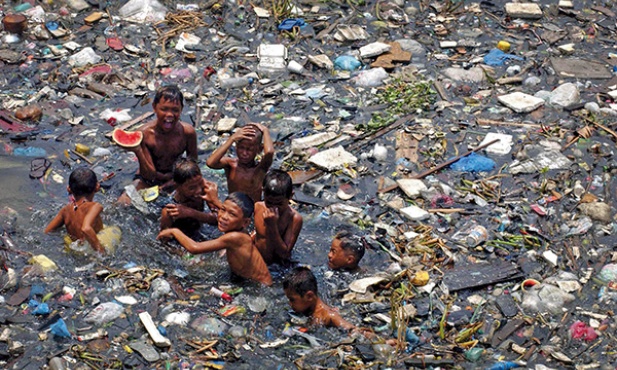 Laudato si’ to pierwsza encyklika o ekologii. Na zdjęciu: dzieci na Filipinach w zanieczyszczonej rzece