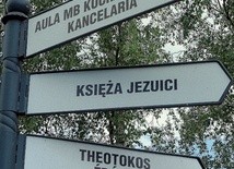  Centrum „Theotokos”  znajduje się  przy jezuickiej parafii  Matki Bożej Kochawińskiej  w Gliwicach 