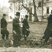  Zdjęcie z albumu przedstawia drogę do kościoła – chodnik usłany gałązkami jodły