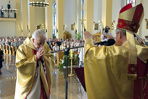 Modlitwa biskupa za jubilata z gestem włożenia rąk