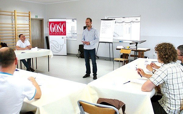  Prowadzący spotkanie Jakub Kornacki podzielił się z uczestnikami warsztatów swoim doświadczeniem w byciu ojcem 