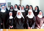 Obecnie w klasztorze w Szczytnie przebywa 15 klarysek