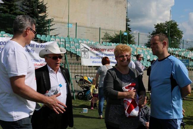 Księża kontra ojcowie i synowie w Radomiu