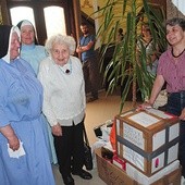 Siostra Barbara (pierwsza z lewej) była bardzo wdzięczna za dary