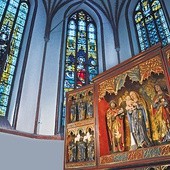 Prezbiterium koszalińskiej katedry z witrażem, który przedstawia Marcina Lutra (pierwszy z lewej)