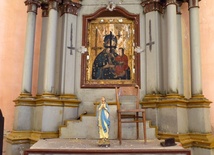 Sprofanowana ikona MB Śnieżnej w ołtarzu głównym