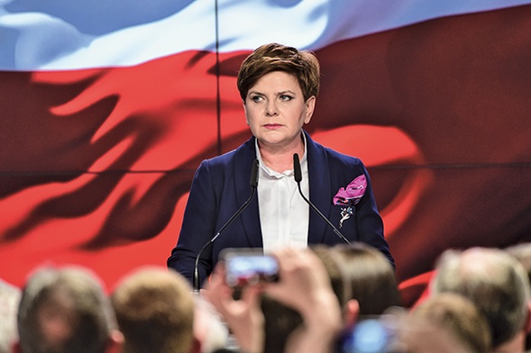 Beata Maria Szydło jest kandydatką PiS na premiera i wiceprezesem tego ugrupowania. Przez 7 lat była burmistrzem gminy Brzeszcze. Ukończyła studia w Katedrze Etnografii na Wydziale Filozoficzno--Historycznym UJ, a także studia podyplomowe w Szkole Głównej Handlowej w Warszawie i w Akademii Ekonomicznej w Krakowie. Ma męża i dwóch synów.