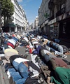 Piątek na jednej z ulic Paryża. Meczety nie mogą pomieścić wszystkich modlących się, więc muzułmanie praktycznie paraliżują ruch w wielu  paryskich dzielnicach 