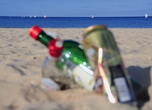 Rozbite butelki lub rdzewiejące puszki przykryte piaskiem mogą być bardzo niebezpieczne, zwłaszcza dla dzieci