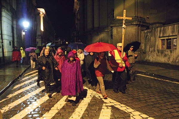 Ci ludzie doskonale wiedzą, dokąd i po co idą. Dlatego nie słychać narzekania, choć brakuje snu czy słonecznego ciepła