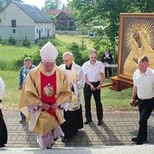 Powyżej: – Peregrynacja to jeszcze raz wypowiedziane przez Maryję słowa, które usłyszeliśmy w Kanie Galilejskiej: „Zróbcie wszystko, cokolwiek wam powie” – mówi abp Wojciech Ziemba