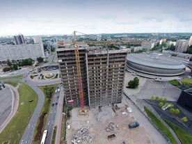 Budowlany żuraw pomoże w demontażu budynku DOKP 