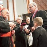 Powyżej: Kard. Kazimierz Nycz uhonorował medalem również Jerzego Zielińskiego z parafii Podwyższenia Krzyża na Jelonkach, niestrudzonego propagatora Dzieła Duchowej Adopcji 