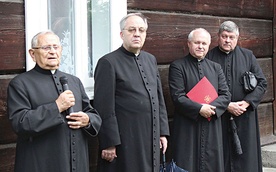 Ks. prałat Stanisław Jasek (z lewej), emerytowany proboszcz z Buczkowic, wspominał bp. Jana Pietraszkę podczas otwarcia wystawy pamiątek z nim związanych