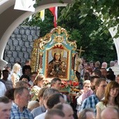 Dni odpustu mieniły się barwami regionalnych i odświętnych strojów