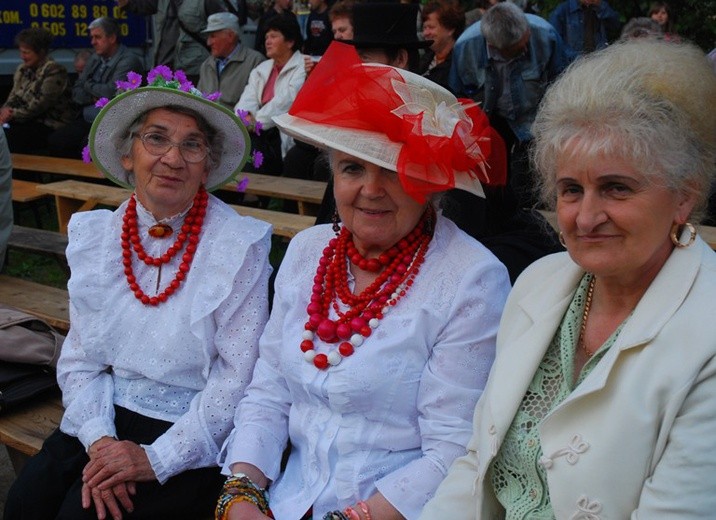 Idąc do kościoła, trzeba zadbać o godny i elegancki strój, który nie będzie innych gorszył