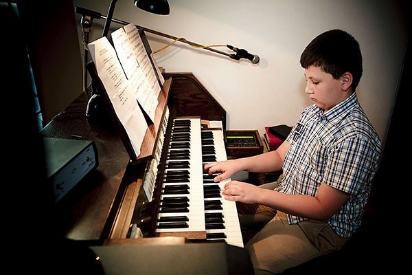  Największą pasją chłopca jest gra na organach 