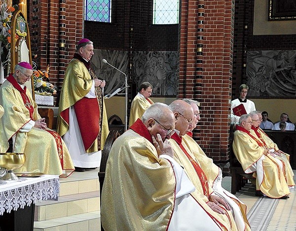  Eucharystię w katedrze wspólnie z trzema gliwickimi biskupami sprawowali księża jubilaci i inni kapłani