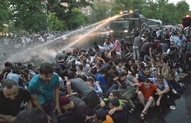 22 czerwca policja za pomocą armatek wodnych usiłowała rozpędzić wielotysięczny tłum protestujących w Erywaniu przeciwko podwyżce cen prądu. Aresztowano ponad 200 uczestników demonstracji, a 18 osób, w tym 11 policjantów, zostało rannych