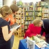  Kajetan Rajski podczas spotkania podpisywał swoje książki