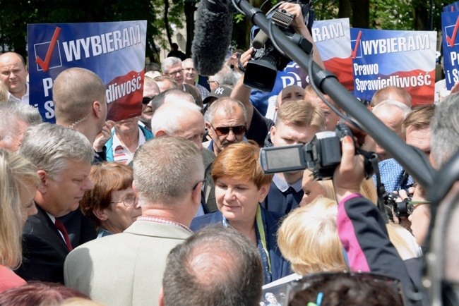 Beata Szydło na Rynku Wielkim w Szydłowcu