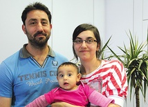  Adnan Saad wraz żoną i 7-miesięczną córeczką Sarą  będzie mieszkał w Tarnowie.  – Chcę podjąć pracę i być aktywnym członkiem waszego społeczeństwa – deklaruje