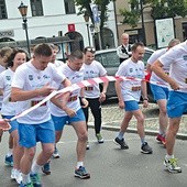   Biegaczy na starcie żegnał burmistrz Łowicza Krzysztof Jan Kaliński