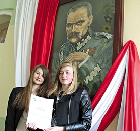  Agnieszka Jakubek i Katarzyna Trojan (z prawej), uczennice Zespołu Szkół Ekonomiczno-Gastronomicznych w Tarnowie