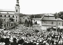 Szacuje się, że na obchody  1100. rocznicy śmierci  św. Metodego do Welehradu przybyło od 100 do 250 tys. pątników z całej Czechosłowacji. Komuniści nie spodziewali się tak ogromnej demonstracji wiary czechosłowackich katolików. Myśleli, że wszystko w tym kraju mają pod kontrolą…