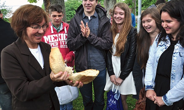  W czasie dnia wspólnoty po Mszy św., na znak braterstwa, oazowicze podzielili się chlebem, który wcześniej pobłogosławił biskup
