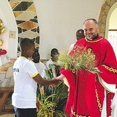 Ks. Krzysztof podczas Eucharystii w swojej pierwszej parafii w Atoku