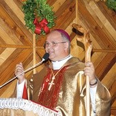  Bp Wiesław Krótki z pastorałem – pamiątką z Jaworzynki