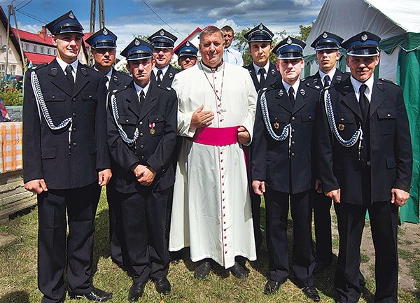 Podczas uroczystości  kapłana witali miejscowi strażacy