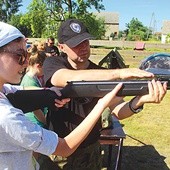  Na Młyn Feście po raz pierwszy pojawiły się zajęcia ze strzelania. – Dziś, żeby zbudować mocną wiarę, trzeba postawić także na intelekt młodego człowieka i jego fizyczność – uważa o. Marek Skiba 