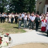 Powyżej: Pomnik jest dedykowany ofiarom z Puźnik i całych Kresów Wschodnich