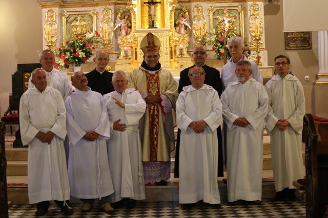 Bp Tadeusz Kusy z kolegami-ministrantami w kościele św. Elżbiety w Cieszynie