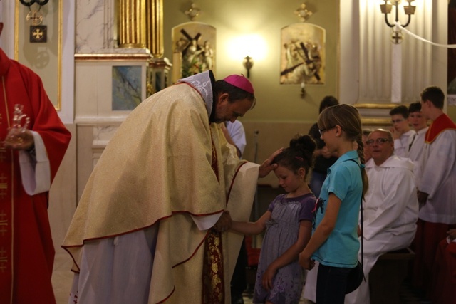 Bp Tadeusz Kusy z ministrantami-seniorami