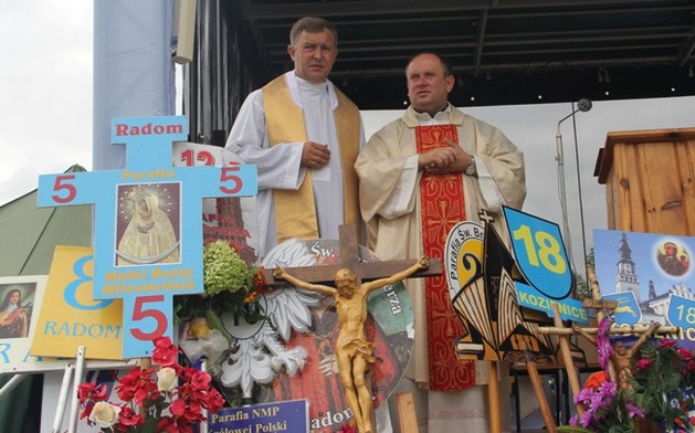 Do podjęcia trudu pielgrzymowania do częstochowskiej Matki zachęca ks. Mirosław Kszczot. Z lewej ks. Leszek Domagała