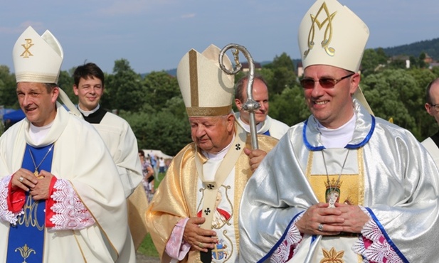 Od lewej: bp Roman Pindel, kard. Stanisław Dziwisz i abp Wojciech Polak