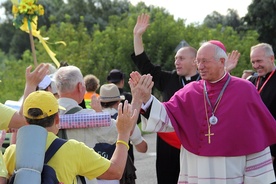 Bp Andrzej F. Dziuba żegna pielgrzymów na rogatkach Łowicza