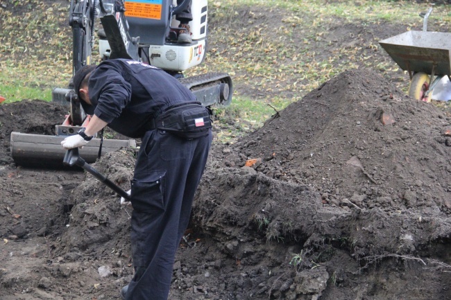 Prace ekshumacyjne na cmentarzu garnizonowym 