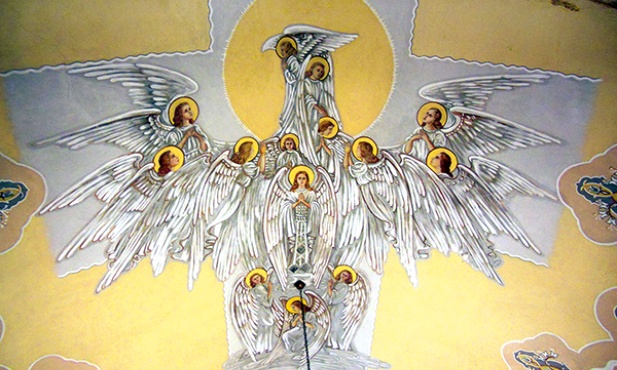 Kościół polski w Budapeszcie. Orzeł biały uformowany z postaci aniołów