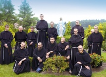  Franciszkańscy nowicjusze przy figurze Niepokalanej w klasztornym ogrodzie