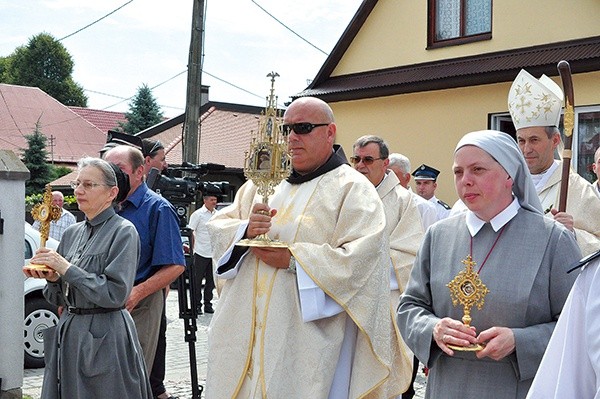 W procesji niesiono relikwie św. Szymona, św. Urszuli i bł. Marii Teresy Ledóchowskich