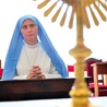 Siostra Urszula Szymańska  podczas adoracji  w kaplicy domowej