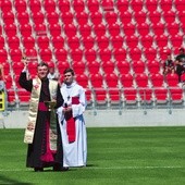 Stadion poświęcił ks. Józef Szklorz