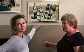  Monika Małobęcka i sołtys Jadwiga Bodo pokazują swoje ulubione kresowe zdjęcie